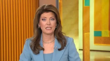 Chaqueta de mezcla de solapa Michael Kors Collection Peak usada por Norah O'Donnell, vista en CBS Mornings el 14 de abril de 2026