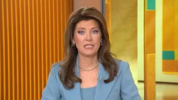 Vestido funda de la colección Michael Kors Stretch Wool Blend Crepe Blend llevado por Norah O'Donnell, visto en CBS Mornings el 14 de abril de 2026