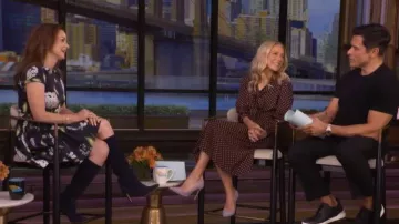 Mini vestido con cinturón Oscar de la Renta, con estampado floral, llevado por Kimberly Williams-Paisley, visto en LIVE con Kelly y Mark el 15 de abril de 2026