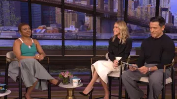 Falda de lana plisada Tory Burch llevada por Quinta Brunson vista en DIRECTO con Kelly y Mark el 21 de abril de 2026