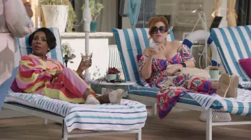 Vestido femenino de manga abullonada y cuello atado de Vince Camuto llevado por Melissa Schemmenti (Lisa Ann Walter) tal como se ve en Abbott Elementary (S05E22)