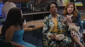 Ensemble pyjama en sergé en soie à imprimé floral Olivia von Halle Yves porté par Barbara Howard (Sheryl Lee Ralph) tel que vu dans Abbott Elementary (S05E22)