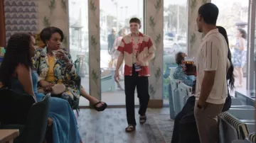 Sandalia deslizante Birkenstock Arizona usada por Jacob Hill (Chris Perfetti) como se ve en Abbott Elementary (S05E22)