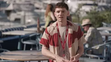 Chemise de camp en tissu éponge Amber Dune de l’OAS portée par Jacob Hill (Chris Perfetti) telle que vue dans Abbott Elementary (S05E22)