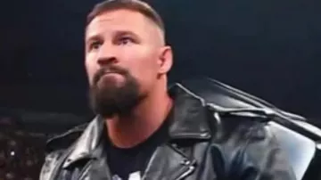 Bron Breakker Lunes por la noche RAW 2026 Chaqueta de Bron Breakker en la entrada de Bron Breakker: WWE Raw, 20 de abril de 2026
