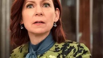 Chaqueta Elsbeth S03 Carrie Preston Green Floral Jacquard usada por Elsbeth Tascioni (Carrie Preston) vista en Elsbeth (S03)