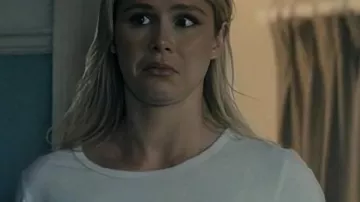 The Boys S05 Erin Moriarty Chat Face imprimée sur le dessus d’Annie January / Starlight (Erin Moriarty) tel que vu dans The Boys (S05E01)