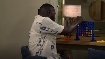 Camisa Zara Contrast Jacquard que lleva Malcolm Butler (Sheaun McKinney) vista en The Neighborhood (S08E17)