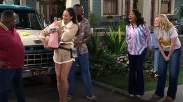 Pantalones cortos de Veronica Beard Mulberry que lleva Mercedes (Amber Stevens West) como se ve en The Neighborhood (S08E17)