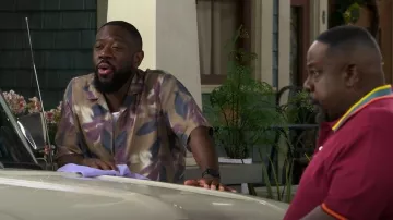 Camisa de campamento con estampado floral de mango abstracta que lleva Malcolm Butler (Sheaun McKinney) como se ve en The Neighborhood (S08E17)