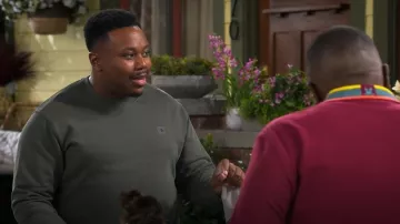 Sweat-shirt Scotch & Soda Logo-Fit Regular Gate porté par Marty Butler (Marcel Spears) tel que vu dans The Neighborhood (S08E17)