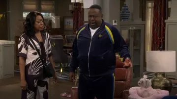Veste de survêtement en velours Sergio Tacchini Banda portée par Calvin Butler (Cedric the Entertainer) telle que vue dans The Neighborhood (S08E17)