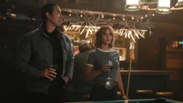 Veste de camionneur Andrew de John Varvatos portée par Miles Kittle (Tatanka Means) telle que vue dans Marshals (S01E07)