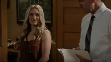 Sezane Sadio Blouse Rayures de terre portées par Mandy Cooper (Emily Osment) telles que vues dans Le Premier Mariage de Georgie & Mandy (S02E16)