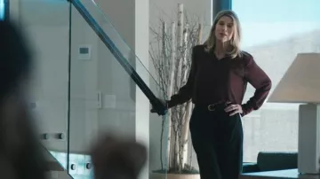 Blusa transparente de H&M en Bordeos usada por Belle Skinner (Arielle Kebbel) como se ve en Marshals (S01E07)