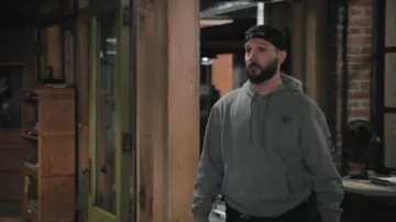 Ariat Men's Logo Graphic Hooded Sweatshirt worn by Pete Calvin (Logan Marshall-Green) as seen in Marshals (S01E08)