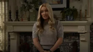 Blusa de punto de manga corta Ulla Johnson Gemma llevada por Mandy Cooper (Emily Osment) como se ve en El primer matrimonio de Georgie & Mandy (S02E17)