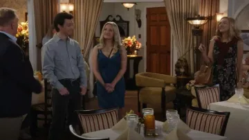 Bolso de hombro tejido de diseñador Etienne Aigner llevado por Audrey McAllister (Rachel Bay Jones) tal como se ve en El primer matrimonio de Georgie & Mandy (S02E17)