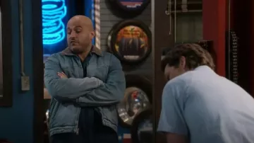 Chaqueta con cremallera de AG Jeans Philip llevada por Ruben (Jessie Prez) como se ve en El primer matrimonio de Georgie & Mandy (S02E17)
