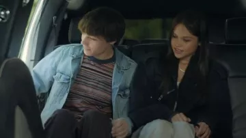 Camisa de punto Vans Braden Stripe Stripe que lleva Hunter Cooper (Donovan Colan) como se ve en Your Friends & Neighbors (S02E02)