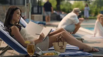 Celine Marina Mule portée par Delilah Ashe (Erin Robinson) telle que vue dans Your Friends & Neighbors (S02E02)