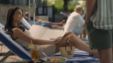Céline 2024 Teen Triomphe Supple Panier Tote porté par Delilah Ashe (Erin Robinson) tel que vu dans Your Friends & Neighbors (S02E02)