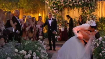 Monique Lhuillier Vestido de columna floral bordado y bordado sin tirantes de Monique Lhuillier llevado por Kyle Richards, como se ve en Las verdaderas amas de casa de Beverly Hills (S15E18)