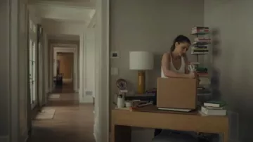 Camiseta de tirantes Lululemon Align™ que lleva Mel (Amanda Peet) como se ve en Your Friends & Neighbors (S02E02)