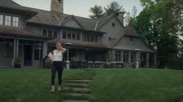 Pantalones Lululemon Align™ High-Rise usados por Mel (Amanda Peet) como se ve en Your Friends & Neighbors (S02E02)