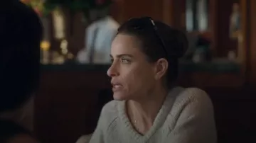 Jersey de cachemira Oia de cuello en V de Lisa Yang Oia llevado por Mel (Amanda Peet) como se ve en Tus amigos y vecinos (S02E02)