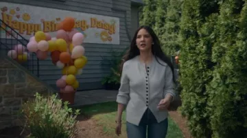 Cardigan de cachemir Khaite Josette llevado por Sam (Olivia Munn) como se ve en Your Friends & Neighbors (S02E02)