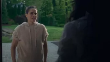 Sudadera de pescador de cachemira de Jenni Kayne llevada por Mel (Amanda Peet) como se ve en Tus amigos y vecinos (S02E02)