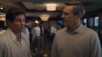 Polo Vince Featherweight en laine mérinos et cachemire porté par Andrew 'Coop' Cooper (Jon Hamm) tel que vu dans Your Friends & Neighbors (S02E02)