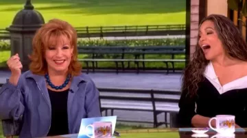 Chaqueta vaquera con volantes de Theory llevada por Joy Behar vista en The View el 23 de abril de 2026