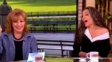 La robe Midi-Shirt Attico Mix-Media portée par Sunny Hostin telle que vue dans The View le 23 avril 2026