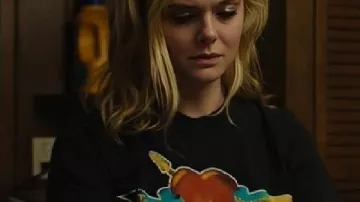 Margos tiene problemas económicos Camisa con estampado de corazón Elle Fanning que lleva Margo Millet (Elle Fanning) como se ve en Margo's Got Money Troubles (S01E08)