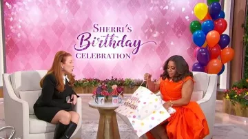 Nadine Merabi Vestido negro Alisha llevado por Lisa Ann Walter visto en Sherri el 22 de abril de 2026