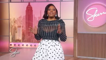 Topo de chiffon de lunares fruncido Patou llevado por Sherri Shepherd tal como se vio en Sherri el 23 de abril de 2026