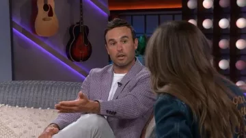 Camiseta deportiva Etro Roma Jacquard Sport Coat llevada por Landon Donovan, vista en The Kelly Clarkson Show el 15 de abril de 2026