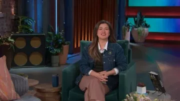 Chanel Vintage 2017 Coco Chanel Profile broche portée par Kelly Clarkson telle que vue dans The Kelly Clarkson Show le 16 avril 2026