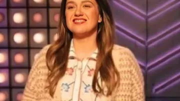 The Kelly Clarkson Show Kelly Clarkson White Floral Top of Kelly Clarkson tel que vu dans The Kelly Clarkson Show