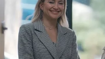 Running Point S02 Kate Hudson Americana cruzada usada por Isla Gordon (Kate Hudson) tal como se ve en Running Point (S02)