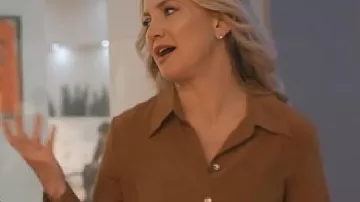 Running Point S02 Kate Hudson Blusa marrón usada por Isla Gordon (Kate Hudson) vista en Running Point (S02)