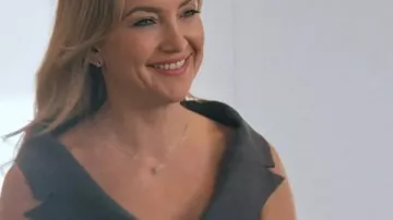 Vestido de cinturón cruzado de Kate Hudson Running Point S02 llevado por Isla Gordon (Kate Hudson) tal como se ve en Running Point (S02)