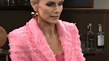Más allá de The Gates 2026 Lauren Buglioli Pink Tweed Blazer visto en Más allá de las puertas