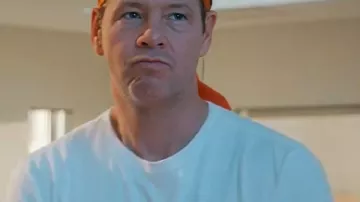 Running Point S02 Camiseta estampada de Ike Barinholtz Flamingo tal como se ve en Running Point (S02)