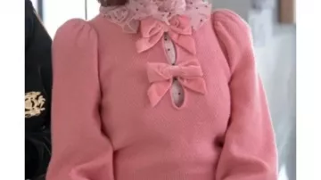 Jersey rosa de manga abullonada con lazo de Elsbeth Tascioni (Carrie Preston) en Elsbeth (S03)