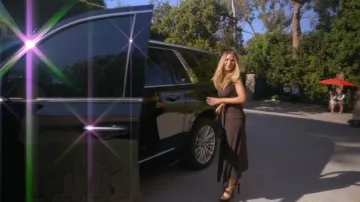 La camiseta sin mangas de Andamane Trixie marrón oscuro que lleva Dorit Kemsley como se ve en Las verdaderas amas de casa de Beverly Hills (S15E18)