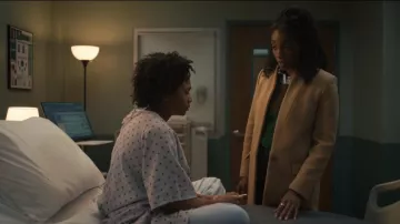 Abrigo Bryce de lana camello de Stella McCartney llevado por Faith Mitchell (Iantha Richardson) como se ve en Will Trent (S04E15)