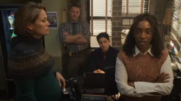 Chaleco Rachel Comey Brocca en Melon Bronce llevado por Faith Mitchell (Iantha Richardson) como se ve en Will Trent (S04E15)